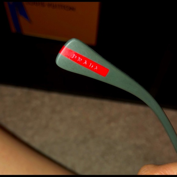 Prada sunglasses comes as it was purchased - Picture 6 of 8